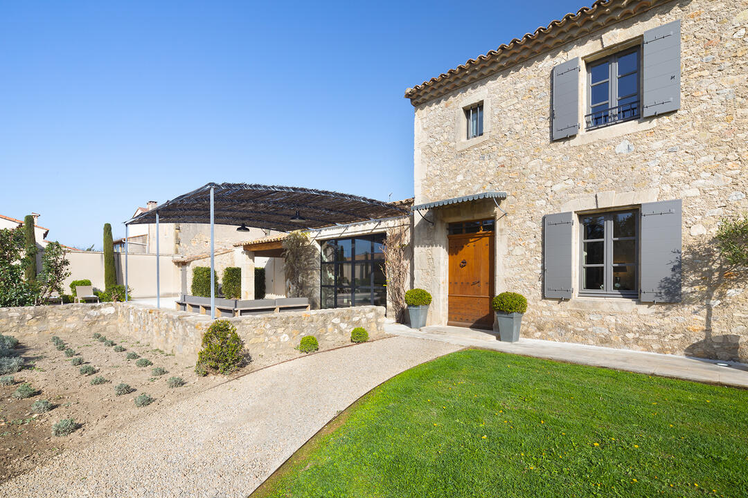 Beautifully Restored Farmhouse with Heated Pool 7 - Maison Eyguières: Villa: Exterior