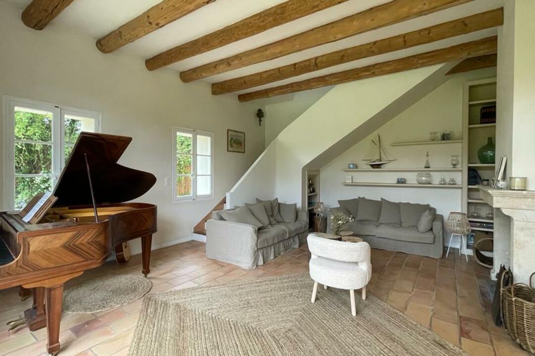 Recently Renovated Farmhouse for Ten Guests in the Alpilles 4 - Mas des Tilleuls: Villa: Interior