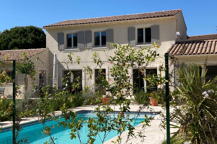 Moderne Villa mit privatem Pool in der Nähe von Avignon