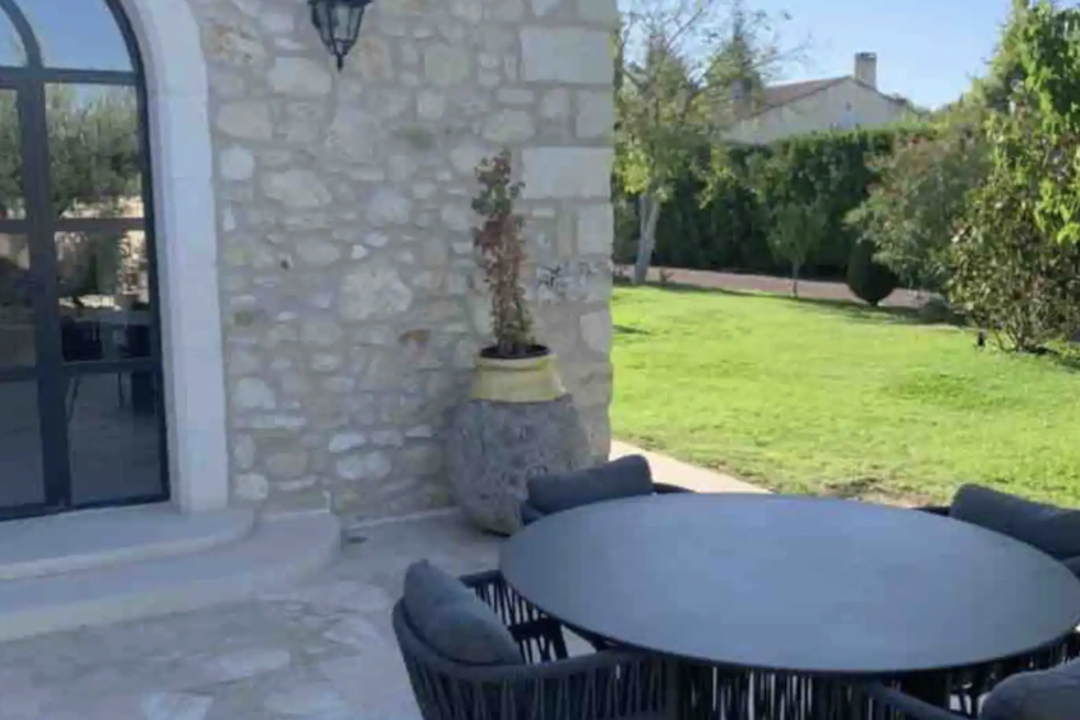 Charming Holiday Home with Jacuzzi in the Centre of Mollégès 5 - La Petite Villa: Villa: Exterior
