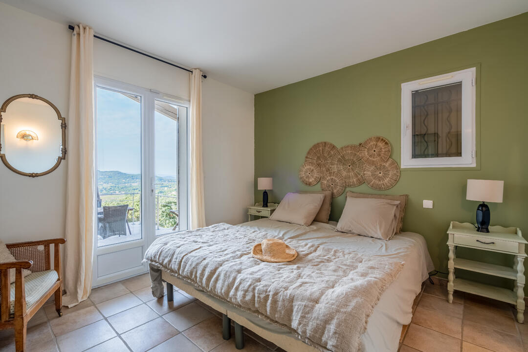 Beautiful Villa with Heated Infinity Pool in the Luberon 4 - Villa Saturnin: Villa: Bedroom