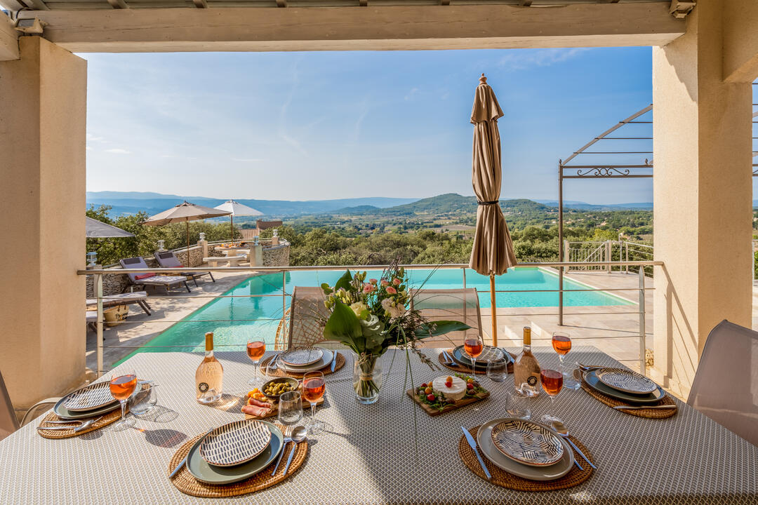 Beautiful Villa with Heated Infinity Pool in the Luberon 7 - Villa Saturnin: Villa: Exterior