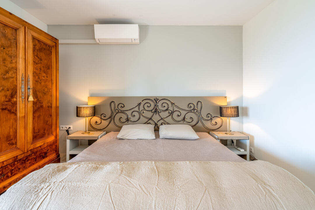 Beautiful Villa with Heated Infinity Pool in the Luberon 6 - Villa Saturnin: Villa: Bedroom
