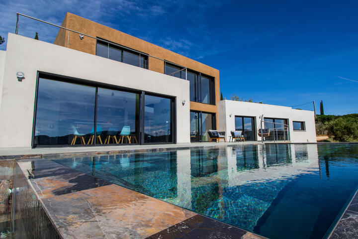 Moderne villa met verwarmd overloopzwembad in Carqueiranne