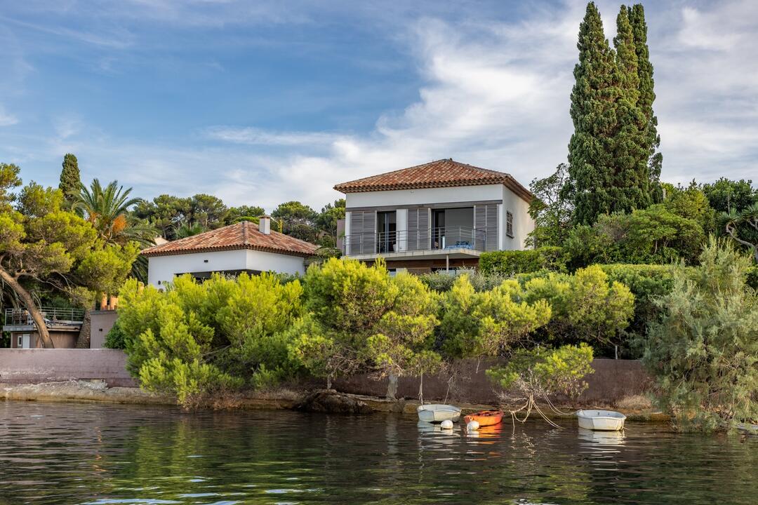 Elegante villa met verwarmd zwembad aan de kust 5 - Villa Giens: Villa: Exterior