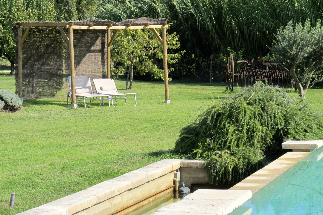 Beautiful Farmhouse with Infinity Pool in the Luberon 6 - Mas de l\'Orchidée: Villa: Exterior