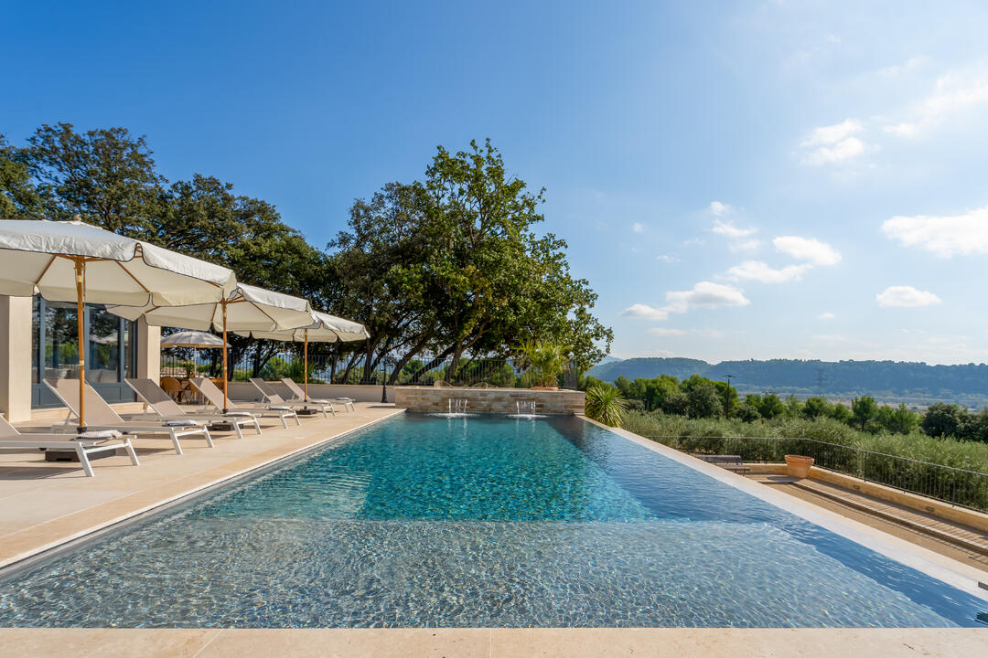 Prachtige villa nabij Aix en Provence, met panoramisch uitzicht en verwarmd overloopzwembad 7 - Villa des Estrets: Villa: Pool