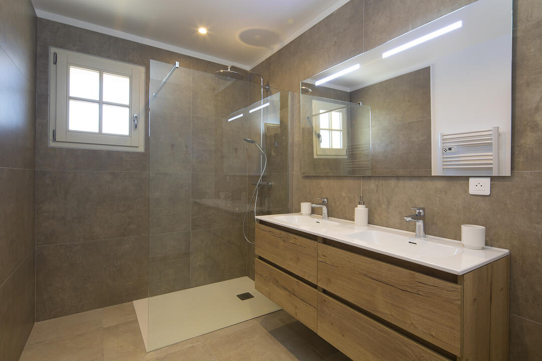 Beautiful Holiday Rental with Air Conditioning near Gordes 7 - Mas de Fontblanche: Villa: Bathroom