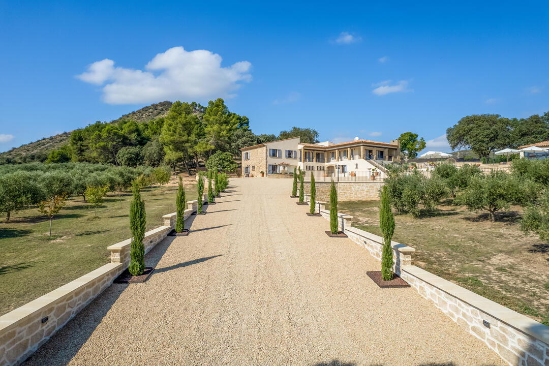 Prachtige villa nabij Aix en Provence, met panoramisch uitzicht en verwarmd overloopzwembad 6 - Villa des Estrets: Villa: Exterior
