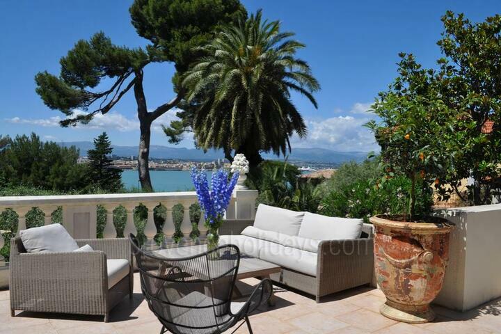 Moderne villa met overloopzwembad aan het strand, Antibes 2 - Villa Cap d\'Antibes: Villa: Exterior