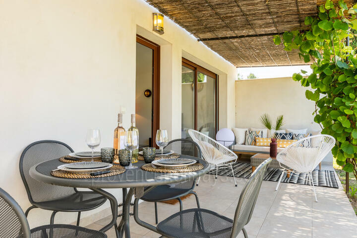 Eigentijdse vakantiewoning met gastenverblijf in Eygalières 12 - Maison d\'Architecte: Villa: Exterior