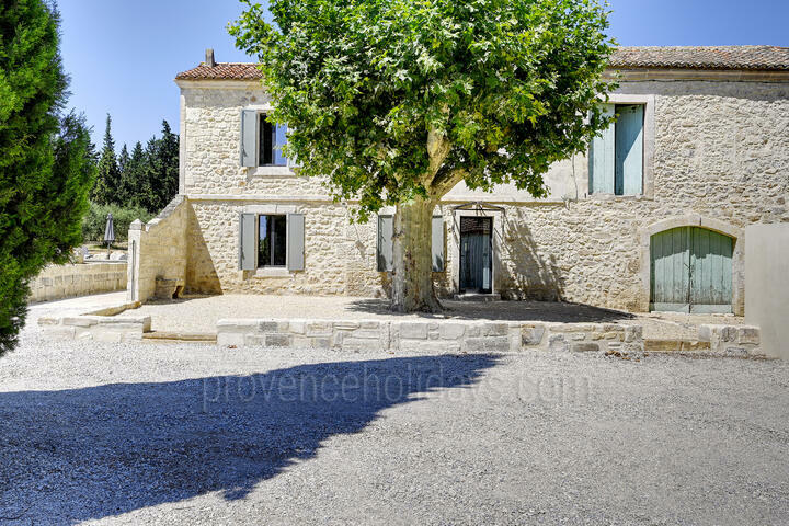 Gerenoveerde Provençaalse boerderij met airconditioning 2 - Mas Alpilles: Villa: Exterior