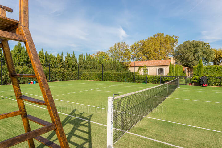 Mas in Provence with swimming pool and private tennis court