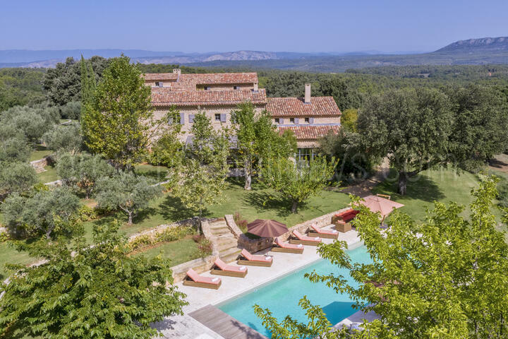 Luxury Farmhouse with Heliport in the Luberon 2 - Domaine de la Sainte Victoire: Villa: Exterior