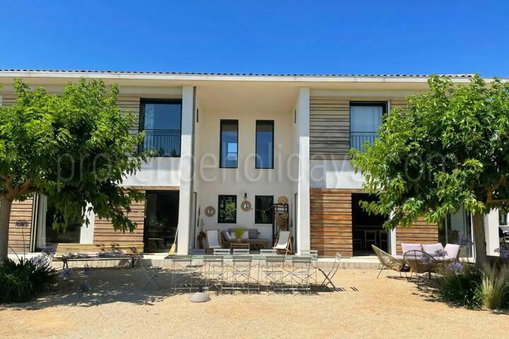 Modern Holiday Rental with Private Pool near Aix-en-Provence 2 - Mas des Cigales: Villa: Exterior