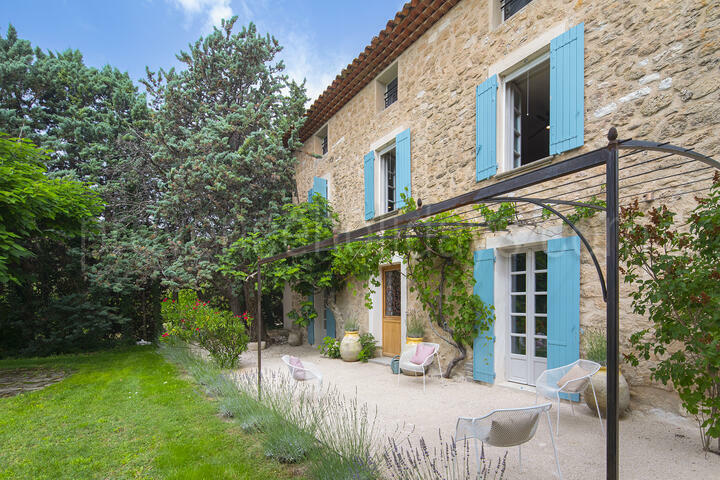 Secluded Villa with Infinity Pool near the Mont Ventoux 2 - Villa Dahlia: Villa: Exterior