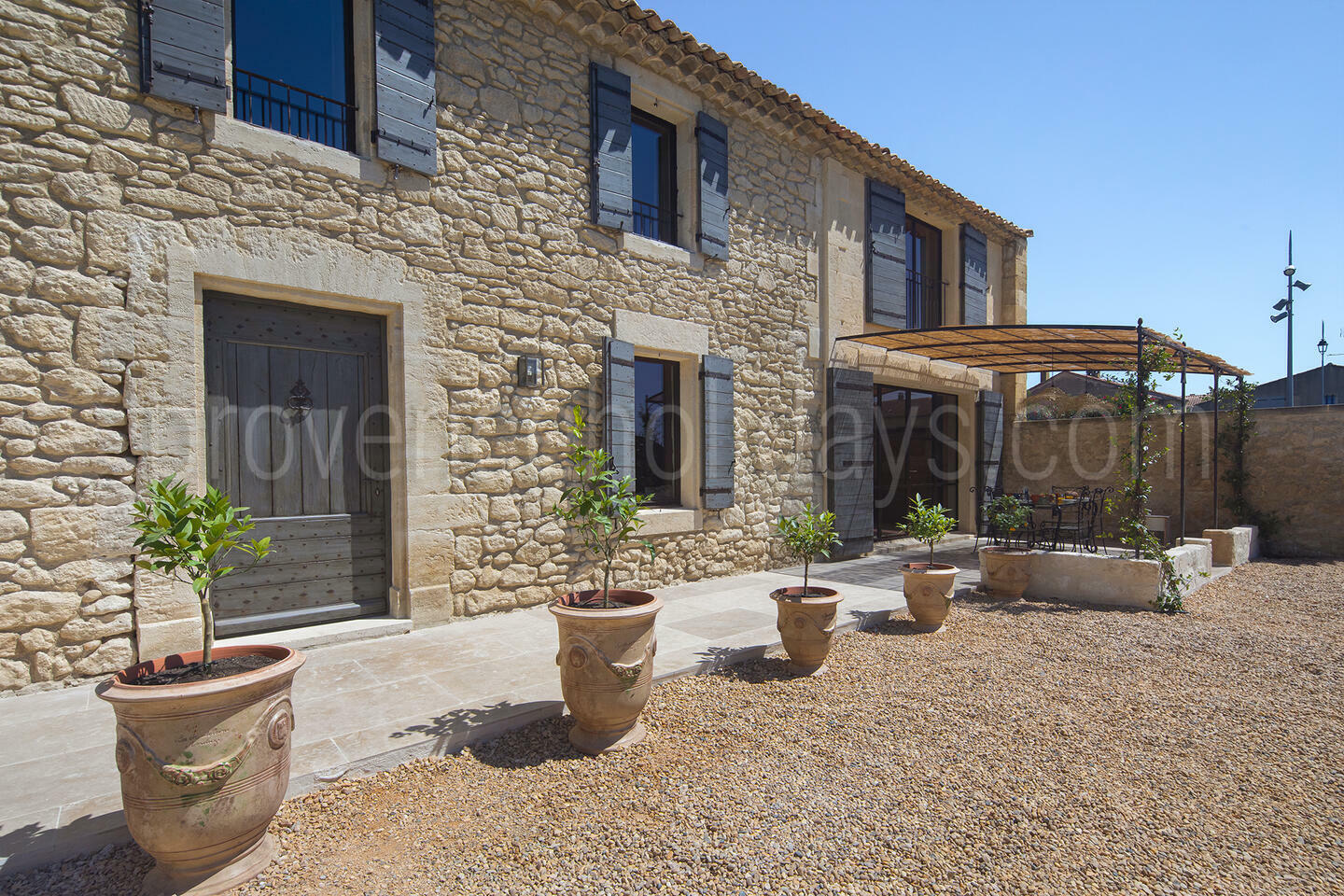Luxury Holiday Rental with Heated Pool near Avignon 1 - Mas des Lions: Villa: Exterior