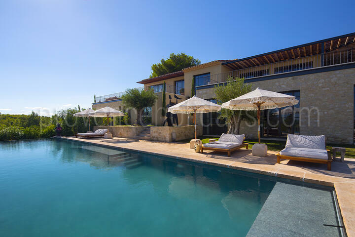 Villa met verwarmd overloopzwembad in Le Paradou 3 - Villa Paradis: Villa: Pool