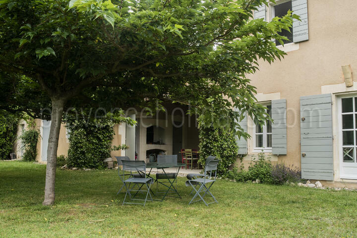 Enchanting Cottage with a Swimming Pool in Saint-Rémy-de-Provence 0 - Villa des Alpines: Villa: Exterior