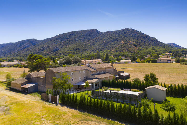 Beautiful Farmhouse with Jacuzzi in the Luberon 2 - Mas Robion: Villa: Exterior