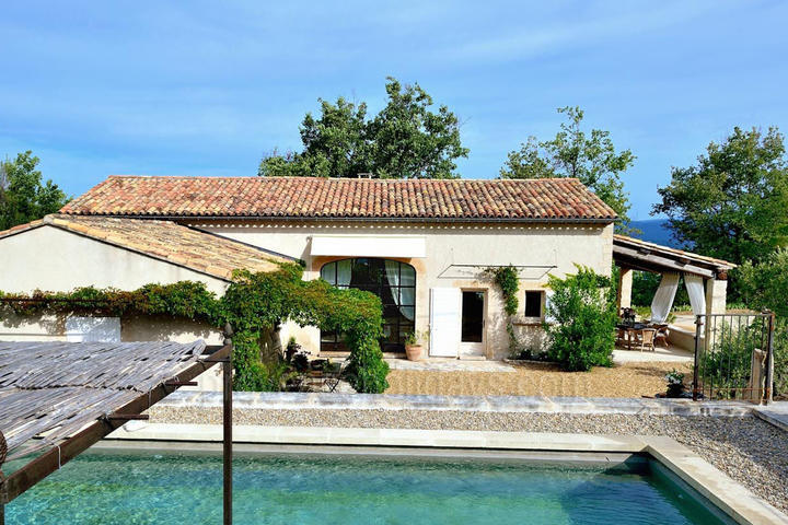 Vakantiewoning met verwarmd zwembad nabij Apt 2 - La Bastide des Chênes: Villa: Pool
