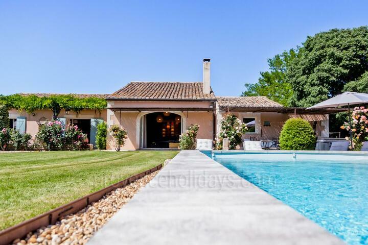 Provençal Holiday Rental with a Heated Pool in the Alpilles 2 - Villa de Manon: Villa: Pool