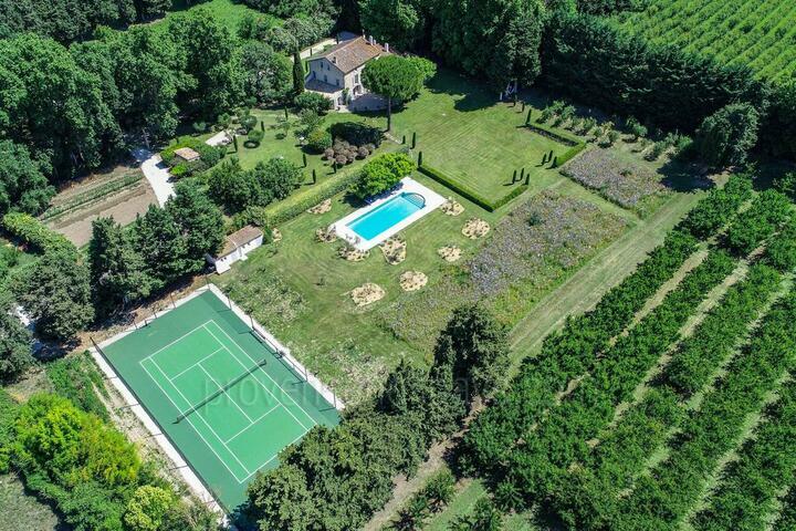Gorgeous Estate with Private Tennis Court near Saint-Rémy 2 - Mas Saint-Andiol: Villa: Exterior