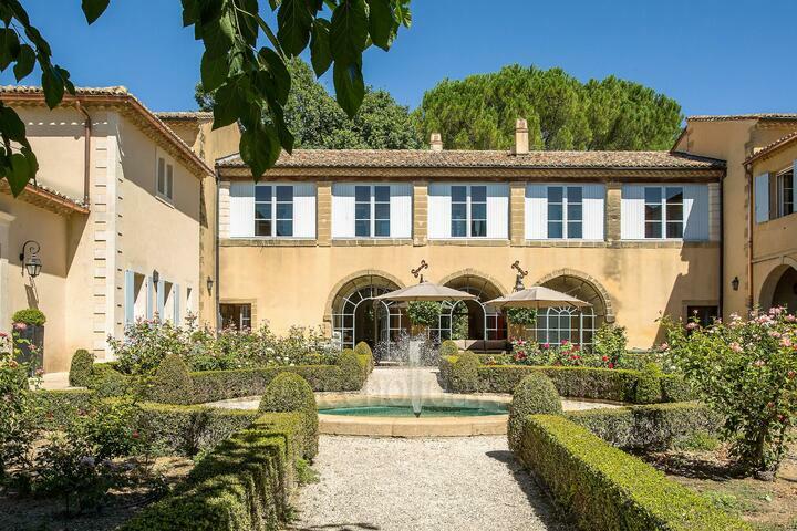 Estate that can accommodate up to 14 adults and 6 children, in Uzès