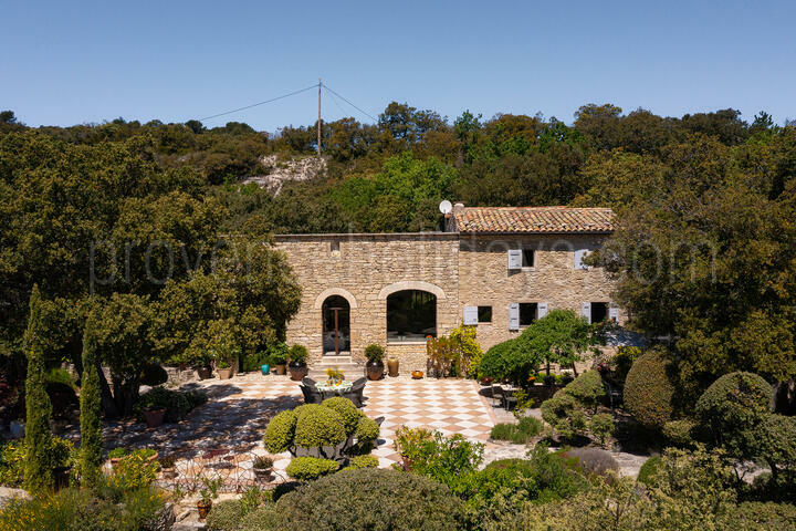 Elegant Property with Outstanding Luberon Views 2 - Un Secret Provençal: Villa: Exterior