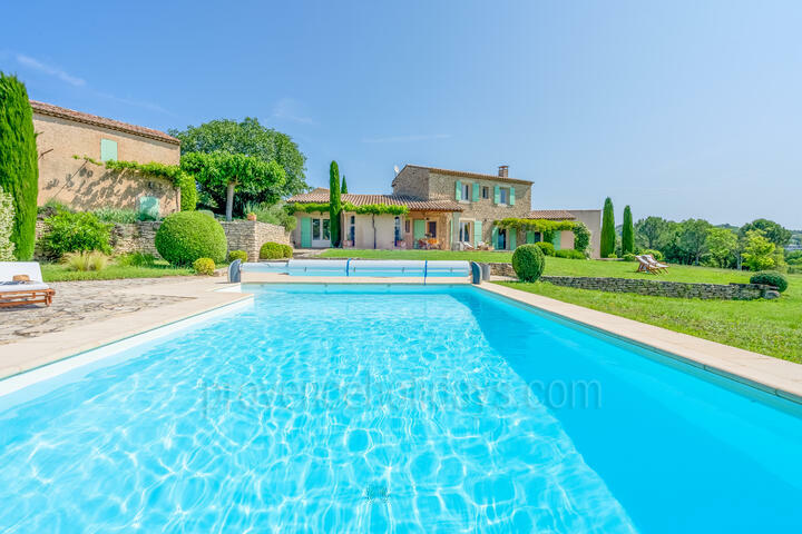 Stylish Villa with a Heated Pool and a Shaded Terrace 2 - Villa Goult: Villa: Pool