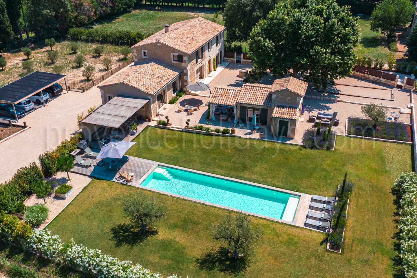 Superb, Renovated Farmhouse with a Heated Pool in Saint-Rémy-de-Provence -1 - Mas des Lumières: Villa: Exterior
