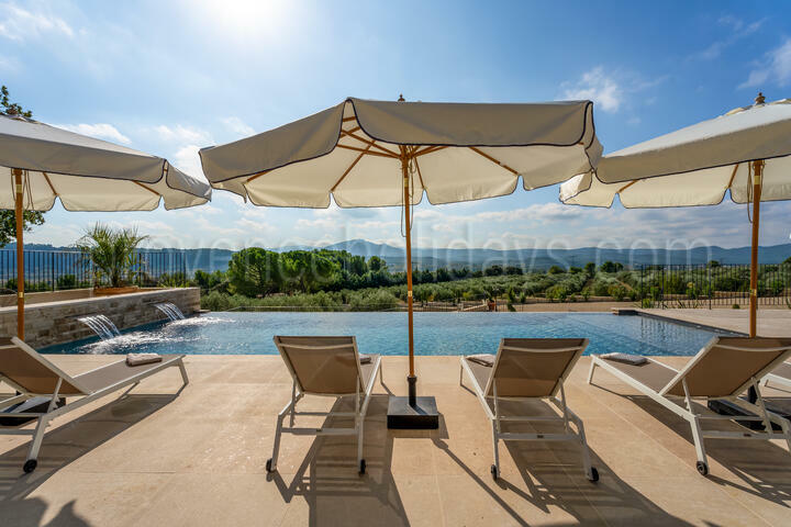 Prachtige villa nabij Aix en Provence, met panoramisch uitzicht en verwarmd overloopzwembad 2 - Villa des Estrets: Villa: Pool
