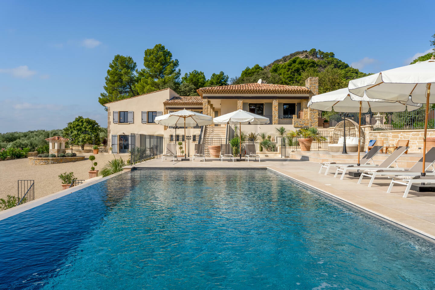 Prachtige villa nabij Aix en Provence, met panoramisch uitzicht en verwarmd overloopzwembad 1 - Villa des Estrets: Villa: Pool