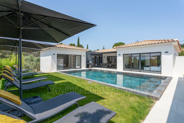 Schitterende moderne villa dicht bij  Lourmarin met verwarmd zwembad 1 - Villa Enchantée: Villa: Pool