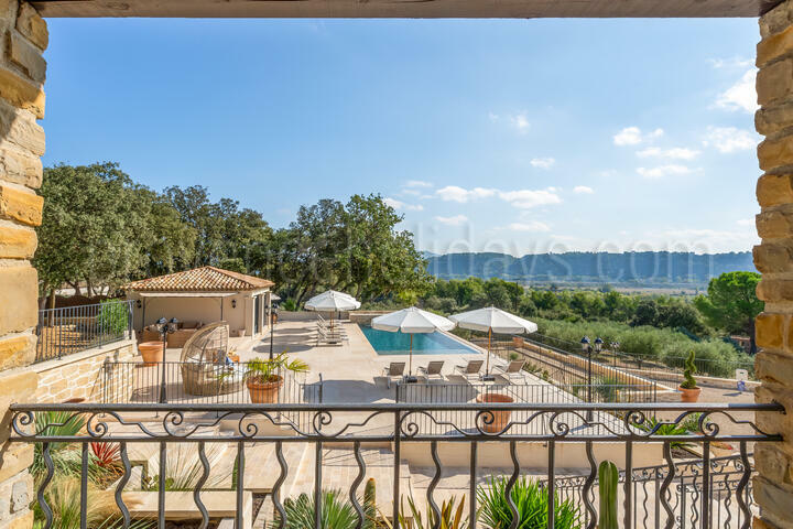 Prachtige villa nabij Aix en Provence, met panoramisch uitzicht en verwarmd overloopzwembad 3 - Villa des Estrets: Villa: Exterior