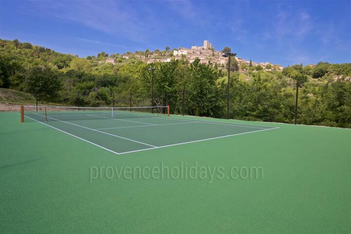 Luxury Holiday Rental with Private Tennis Court in Lacoste 2 - Chez Emile: Villa: Exterior