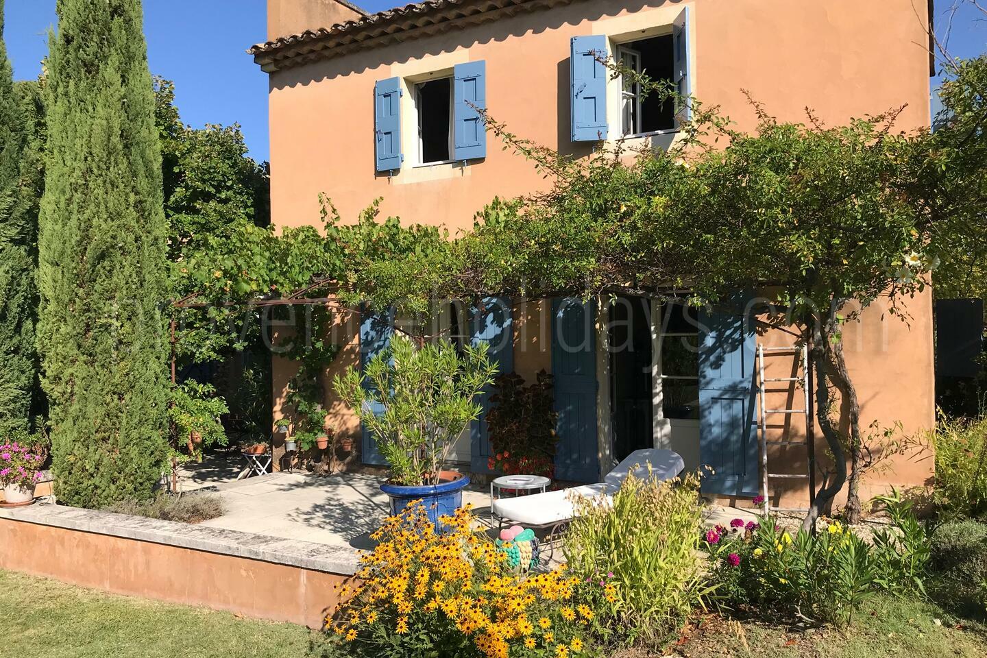 Authentic Holiday Rental with Private Pool in the Luberon -1 - La Maison des Vignes: Villa: Exterior