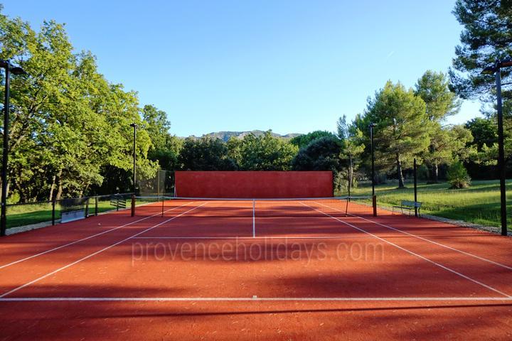 Stunning Holiday Rental with Tennis Court in Saint-Rémy 2 - Mas Provence: Villa: Exterior