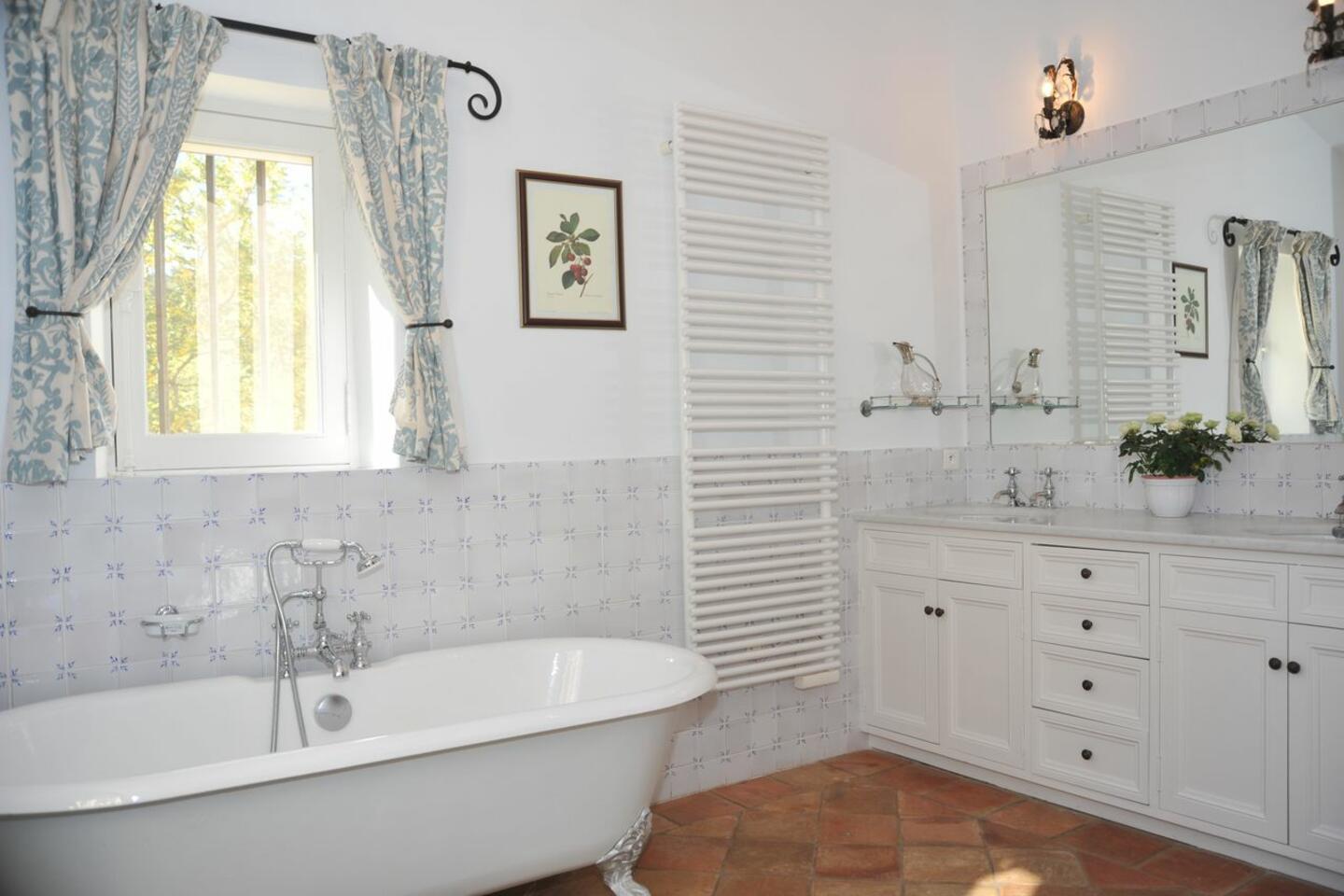 47 - Le Mas de Bonnieux: Villa: Bathroom