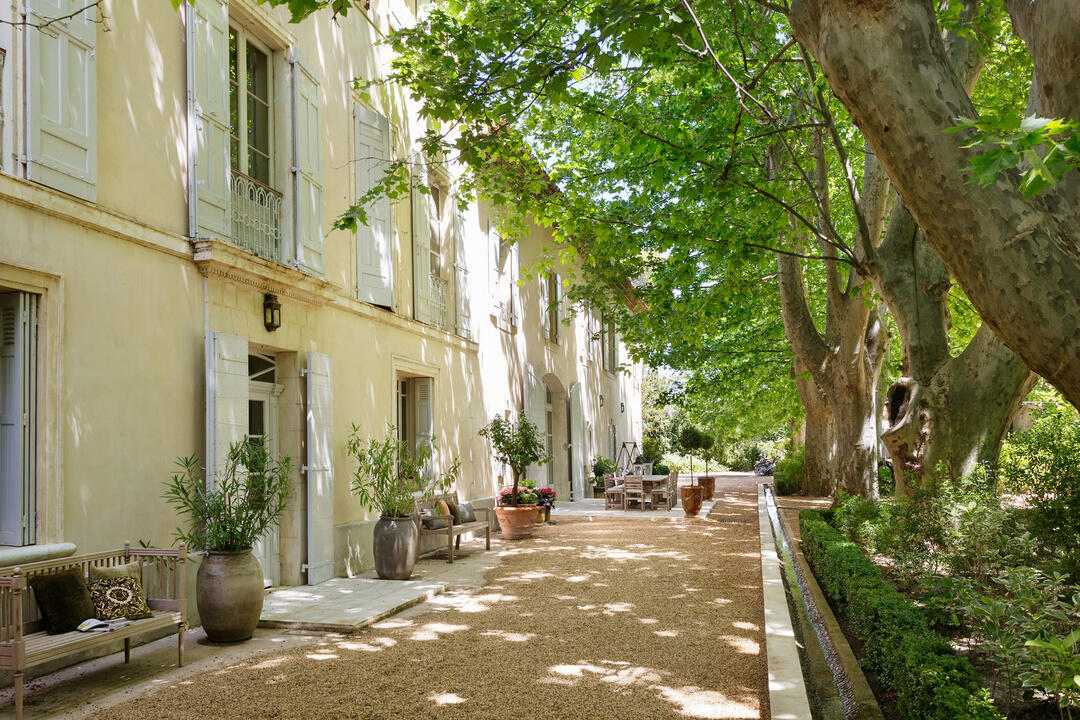 Stunning Property with six bedrooms, Private Tennis Court near Saint-Rémy 7 - Eden Provençal: Villa: Exterior