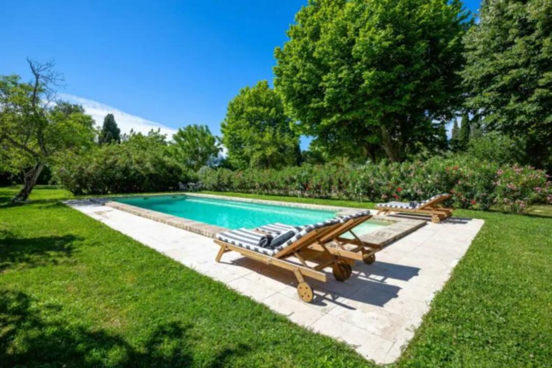 Fully Renovated Farmhouse in Entraigues-sur-la-Sorgue for 8 adults and 3 children 7 - Le Mas d\'Entraigues: Villa: Pool