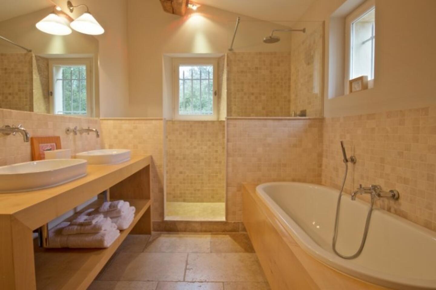 26 - Mas Tranquil: Villa: Bathroom
