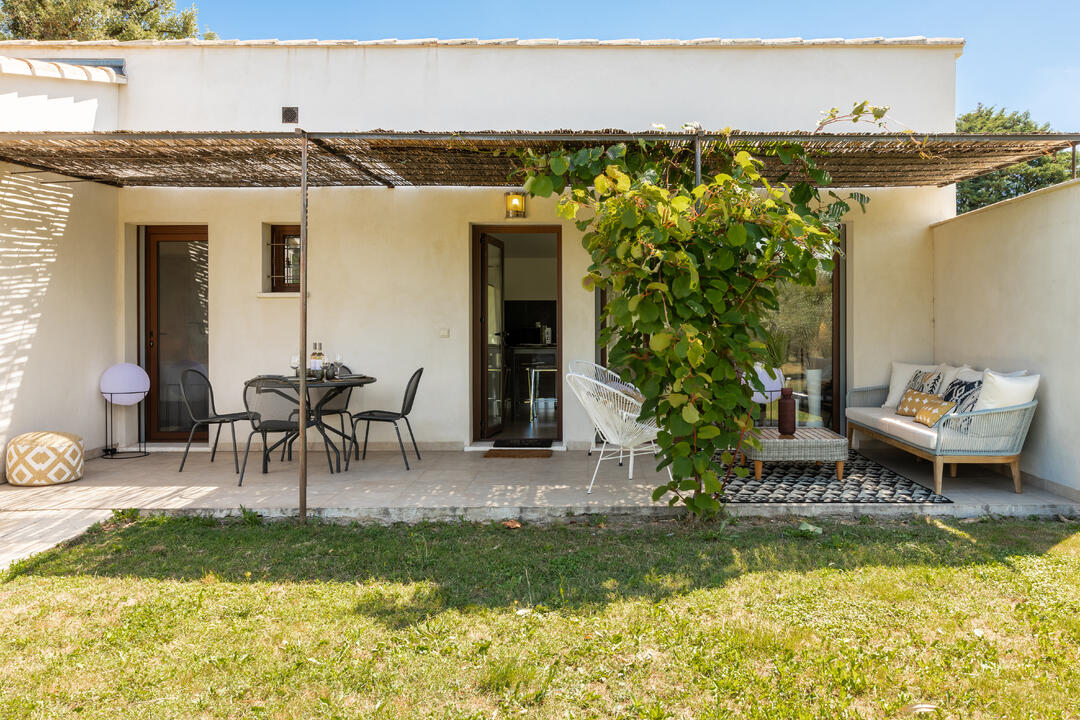 Contemporary Holiday Rental with Guest House in Eygalières 16 - Maison d\'Architecte: Villa: Exterior