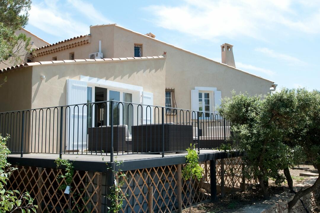 Charming Holiday Rental with Heated Pool and air conditioning in Lagnes 4 - Maison Lagnes: Villa: Exterior
