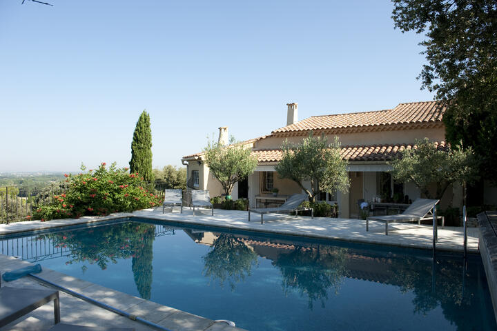 Maison de vacances, avec climatisation et piscine chauffée à Lagnes.