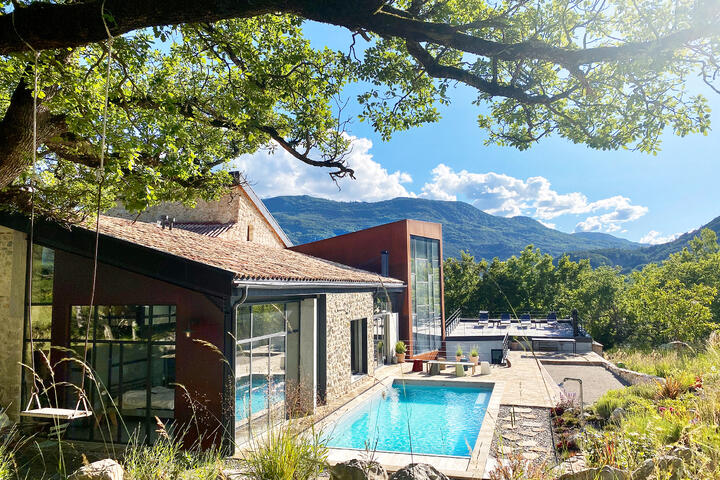 Unique luxury villa with a heated pool in La Beaume
