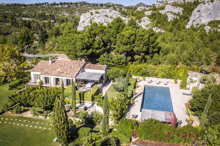 Charming Holiday Home with Air Conditioning in the Alpilles