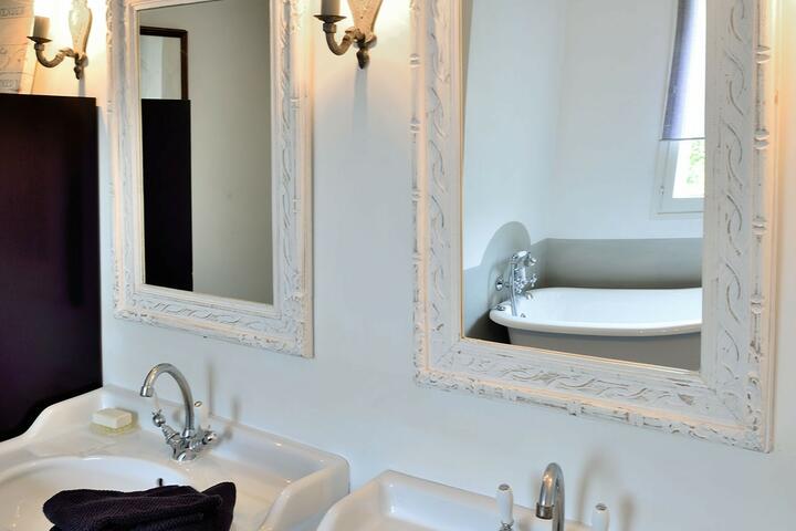 18 - La Bastide des Chênes: Villa: Bathroom