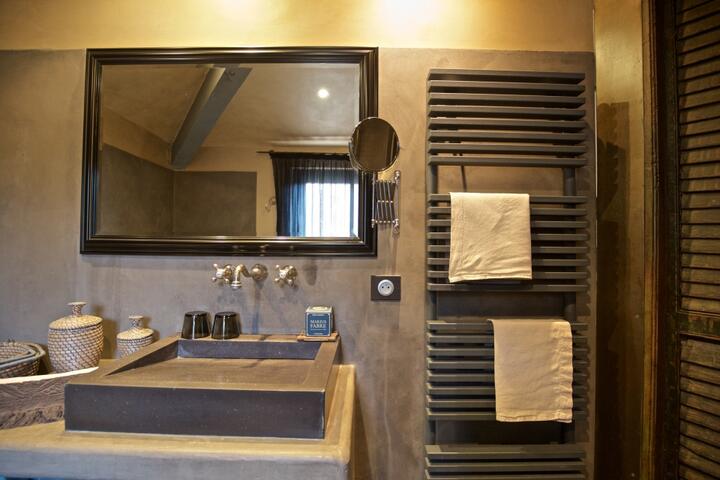 10 - La Maison des Alpilles: Villa: Bathroom