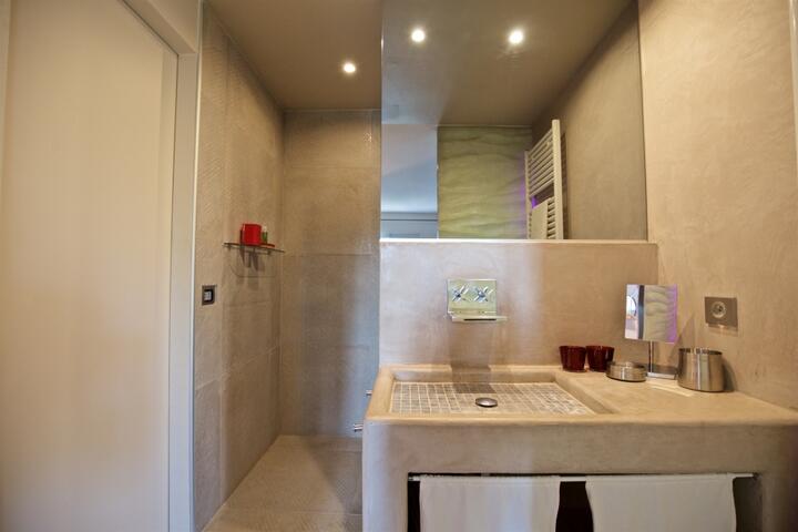 35 - La Maison des Alpilles: Villa: Bathroom